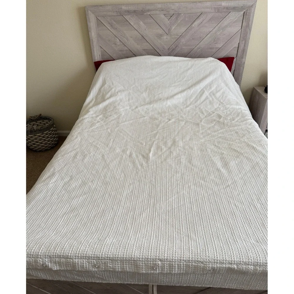 Pottery Barn King White Cotton Textured Matelasse Duvet Cover Button Closure